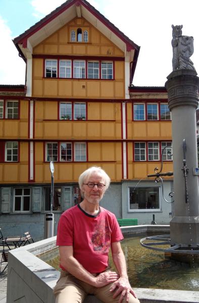 Haus Marwies und davor Remigius am Dorfbrunnen